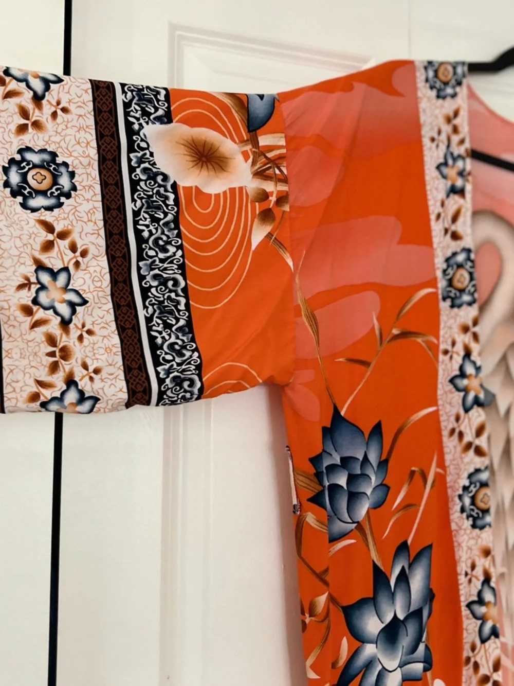 ✨ Lightweight Kimono / Robe — Statement Piece - Picture 2 of 8